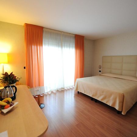 Hotel Donatello Имола Экстерьер фото