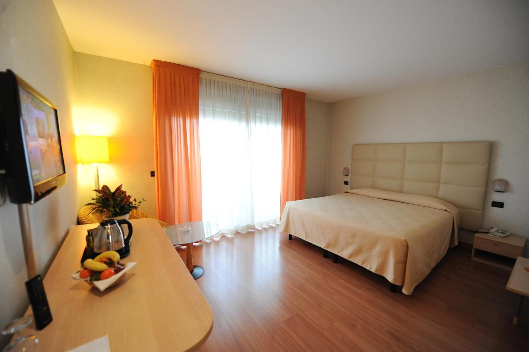 Hotel Donatello Имола Экстерьер фото
