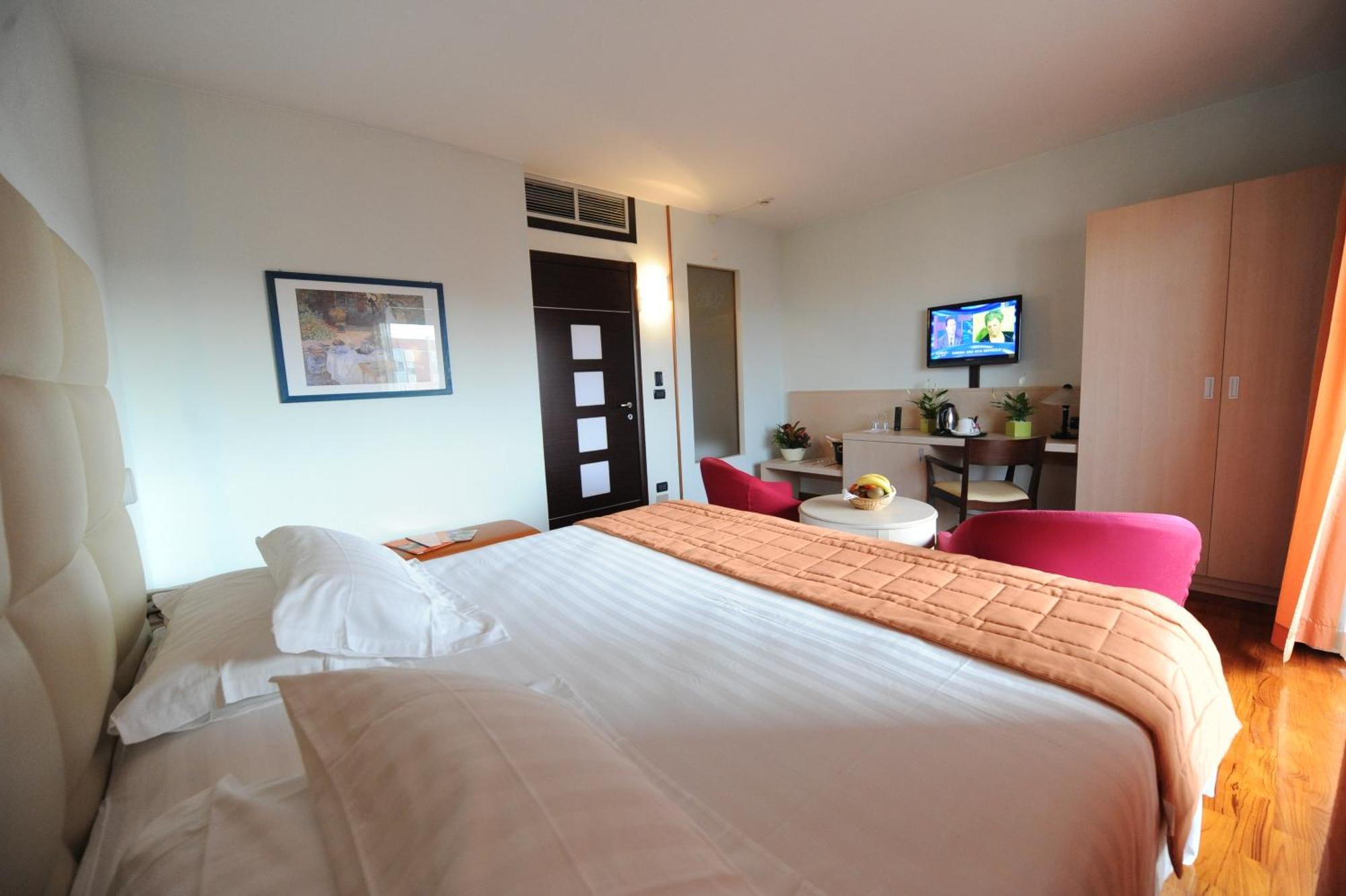 Hotel Donatello Имола Экстерьер фото